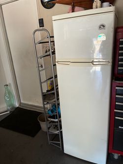 Igloo Top-Freezer Refrigerator White
