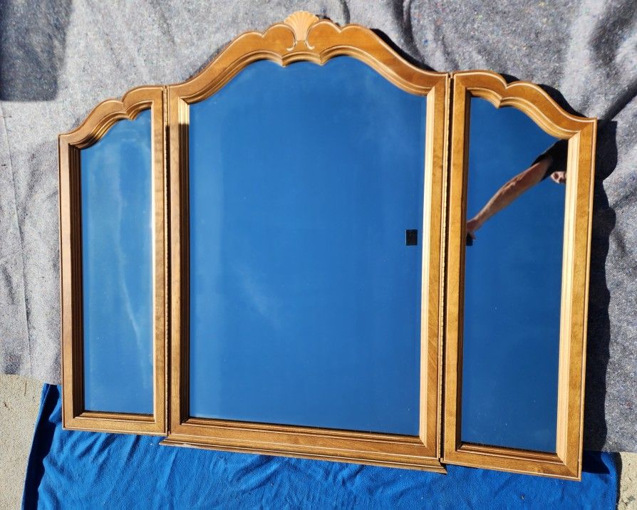 Ethan Allen Country French Tri-fold Dresser Mirrors 46.5x36.5x2"