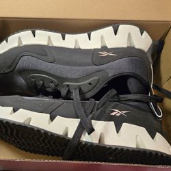 Reebok Women's Zig Dynamica Sneaker. Brand NEW. Size 11.