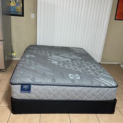 QUEEN SIZE SET SEALY BRAND, LIKE NEW. 