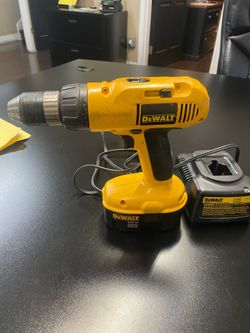 Dewalt cordless drill with charger 18v