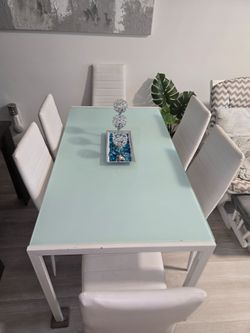 Linda mesa de comedor de vidrio