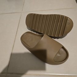 Yeezy Slides Size 9 In Color Earth