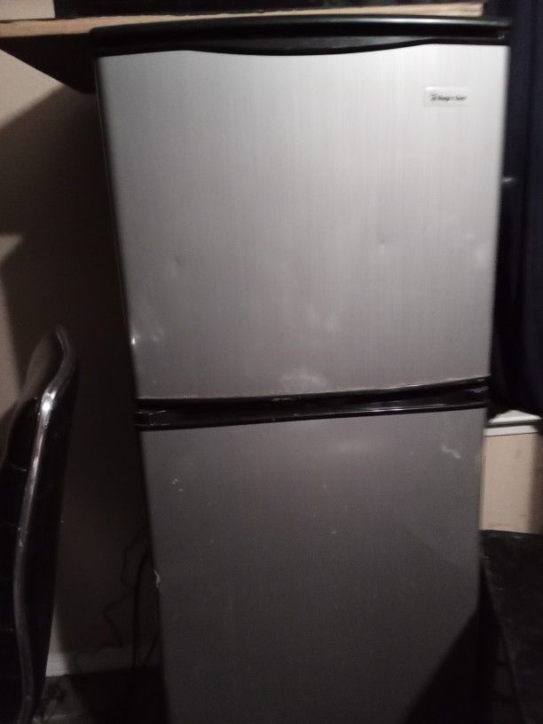 Magic Chef Mini Refrigerator With Freezer