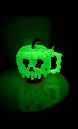 Disneyland Parks Red Poison Glow-In-The-Dark Skull Apple Plastic Mug Stein Collector’s