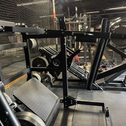 Counterbalanced Pendulum Squat Machine