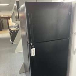 New Scratch And Dent GE 16 Cu Ft Top And Bottom Fridge. 1 Year Warranty 