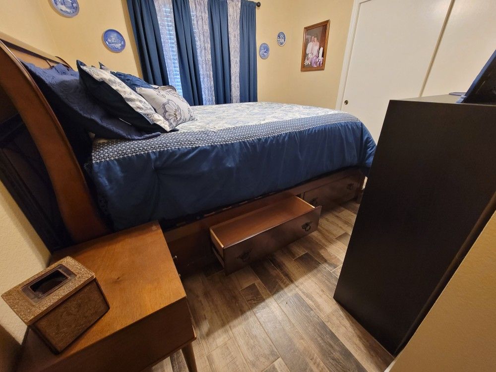 Queen Captins Bed