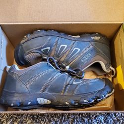 Keen Oakridge Low Shoes (Like New) (Youth 3)