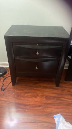 2 Nightstands