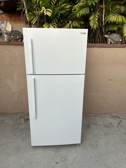 Insignia Fridge White 18cu ft 30x30x66🛑👍3 MONTHS WARRANTY