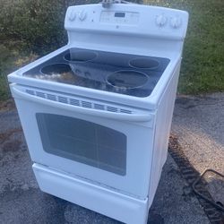 ElectriccStove With 3 Prong Cord, Everything Works As It Should, The Ceramic Is A Little Worn, There’s A Chip In The Paint And The Strip That Holds Th