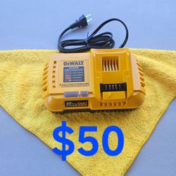 $50 New Dewalt Fast Charger (20-Volt) cargador yellow