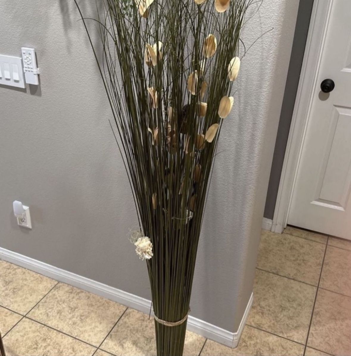 Home Decor- Floral Standing Decor $7