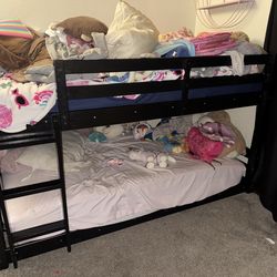 Twin bunk bed