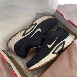 Brand New Men’s Nike V5 RNR – Black with White Soles – Size 12