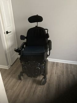 Quantum Q6 Edge Power Wheelchair w/ seat Tilt
