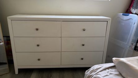 White bedroom dresser with silver knobs