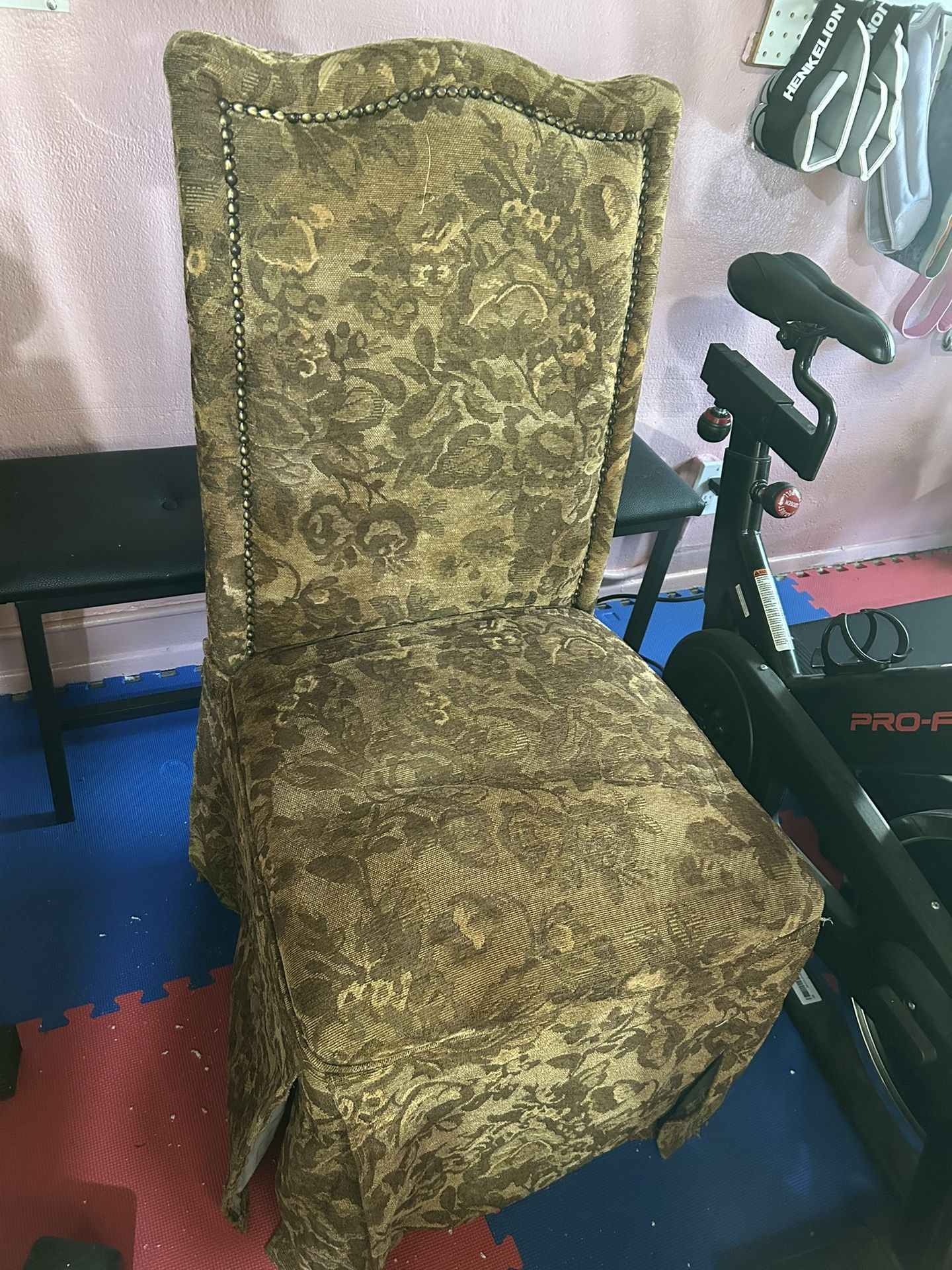 Knitted Chair With Side Skirts