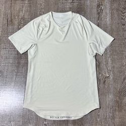 Lululemon Men’s Small Cream Short Sleeve Shirt Athletic Running Workout Gym