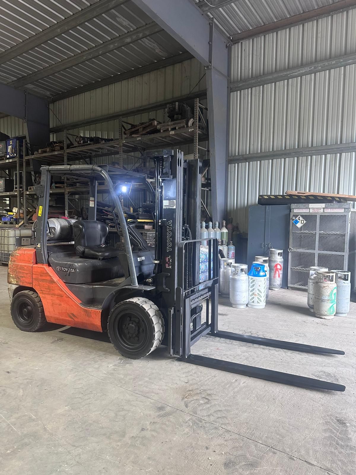 2014 Toyota 6000 lbs capacity forklift