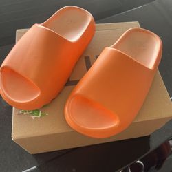 Yeezy Slide Size 6 for woman
