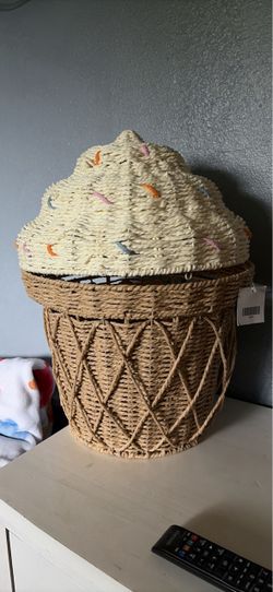 New with tags cup cake  basket