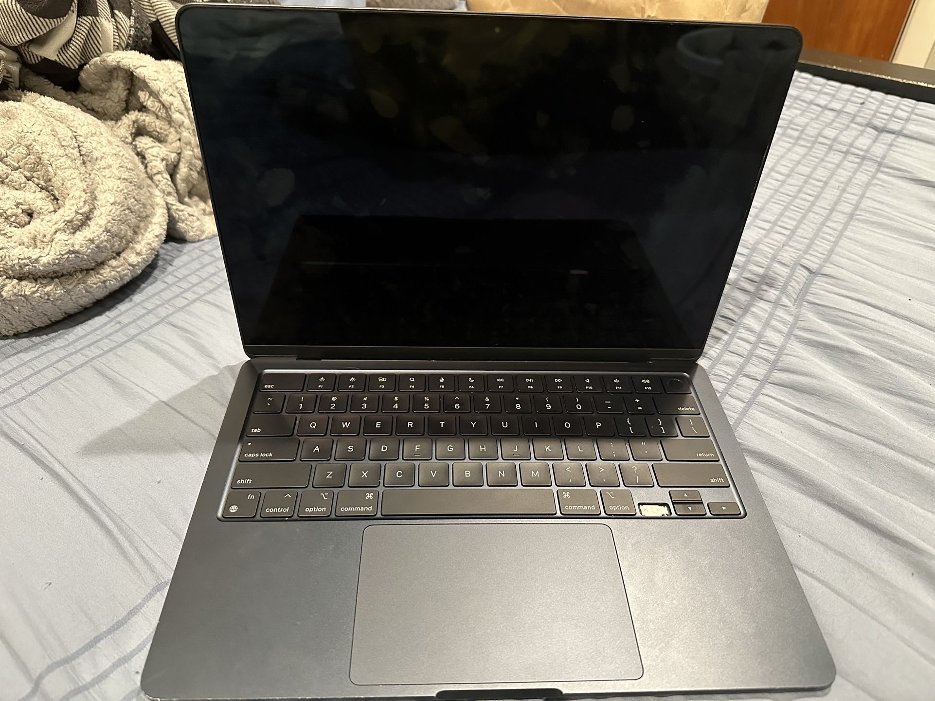 MacBook Air M2 (2022) – 13-inch | 8GB RAM | 256GB SSD | Works Perfectly | LCD Needs Repair