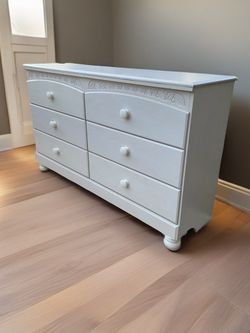 OFF WHITE DRESSER
