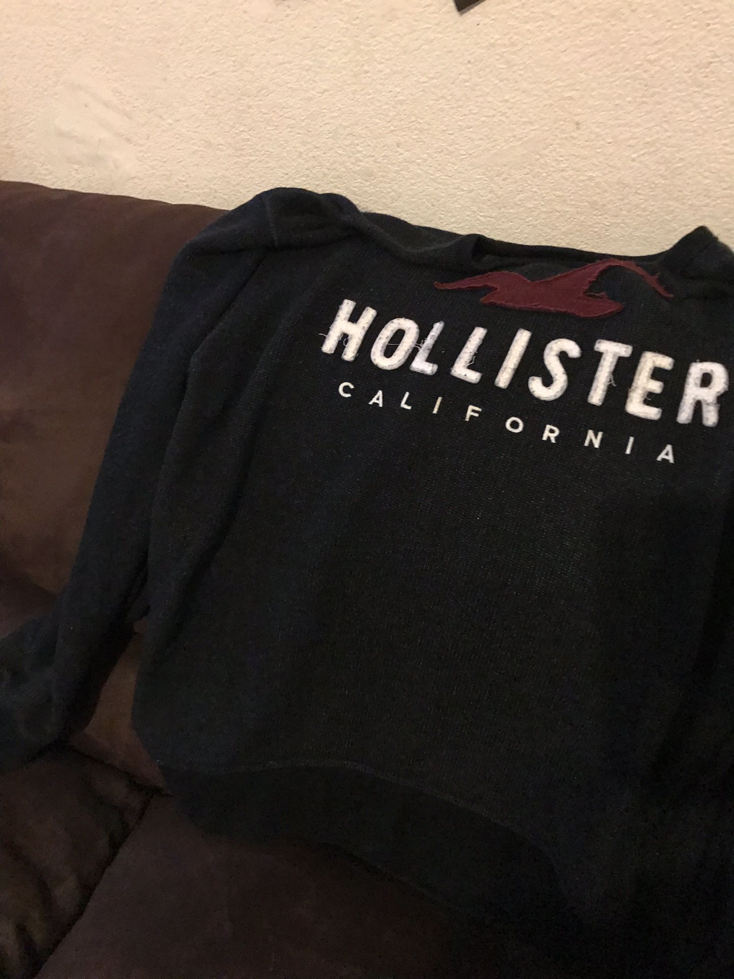 2 HOLLISTER MEN SWEATERS SIZE XL THE BLUE ONE ONLY WORN ONCE AND THE RED ONE IS NEW WITH TAGS ASKIN $35 FOR BOTH