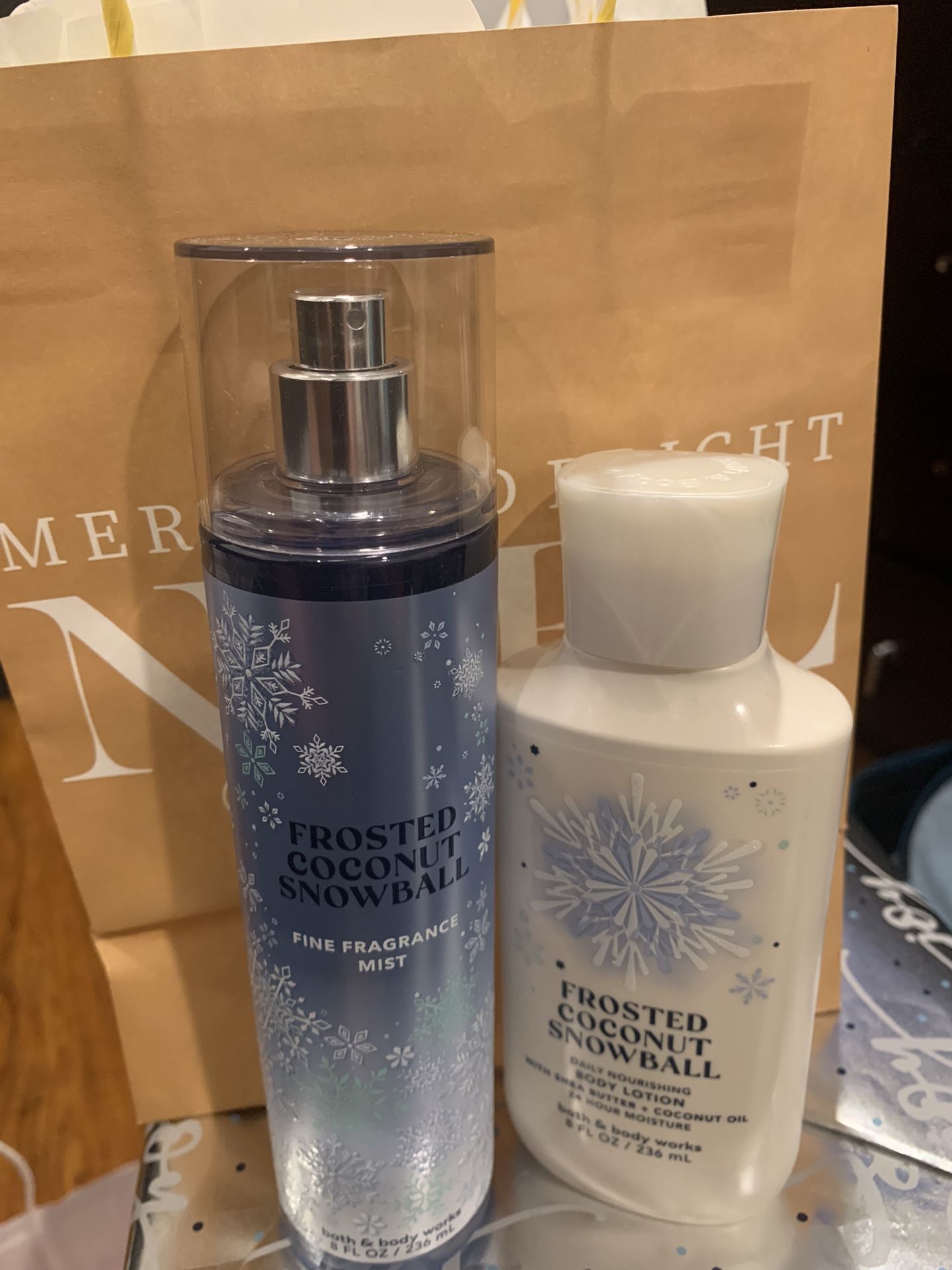 Bath And body Works (Frosted Coconut Snowball)