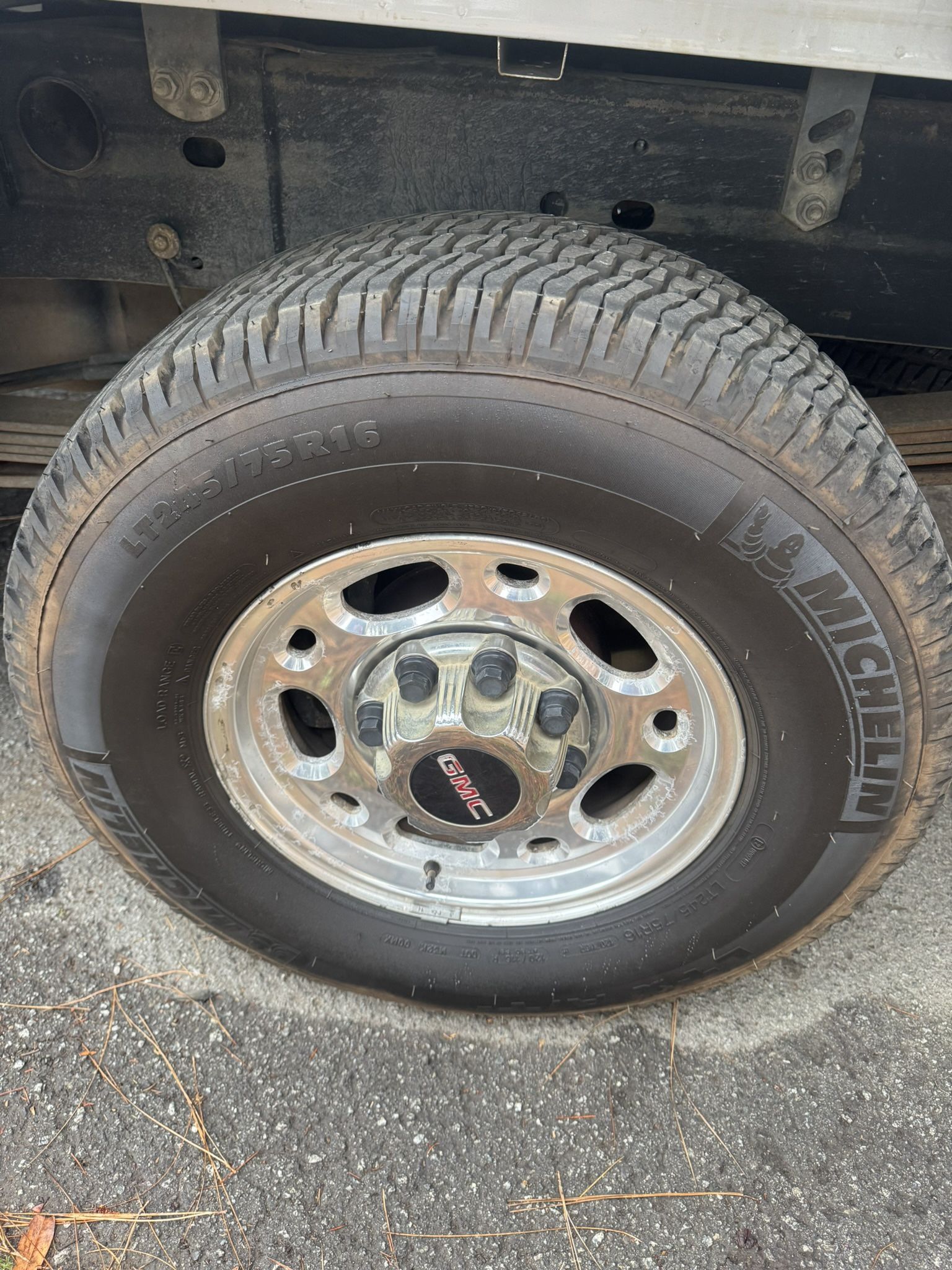 2005 GMC 2500HD OEM Wheels! Two Tires Only 1 Yr Old