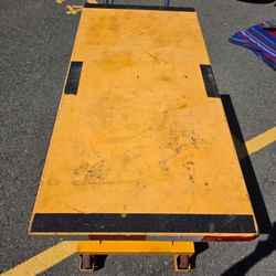 Scissor lift table