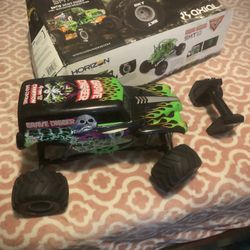 Axial smt10 Gravedigger 