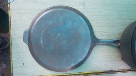 Cast Iron Skillet with Helper Handle