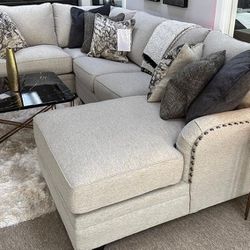 🎀 Dellara Sectional With Chaise 🎀By Ashley Beautiful And Quality Sectional 