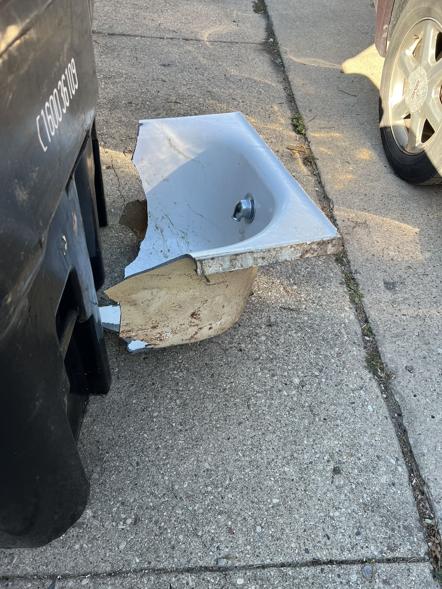 Free Metal Tub In The Alley