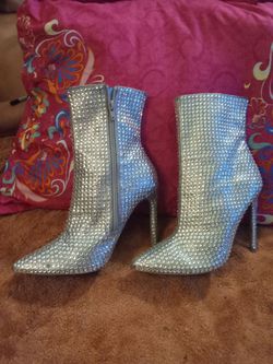 Subvención destacar Fructífero Steve Madden Wifey Rhinestone Boots , Mint condition-"8"Gently used for  Sale in Seattle, WA - OfferUp