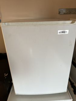 Mini Fridge For Sale ! Great Condition !