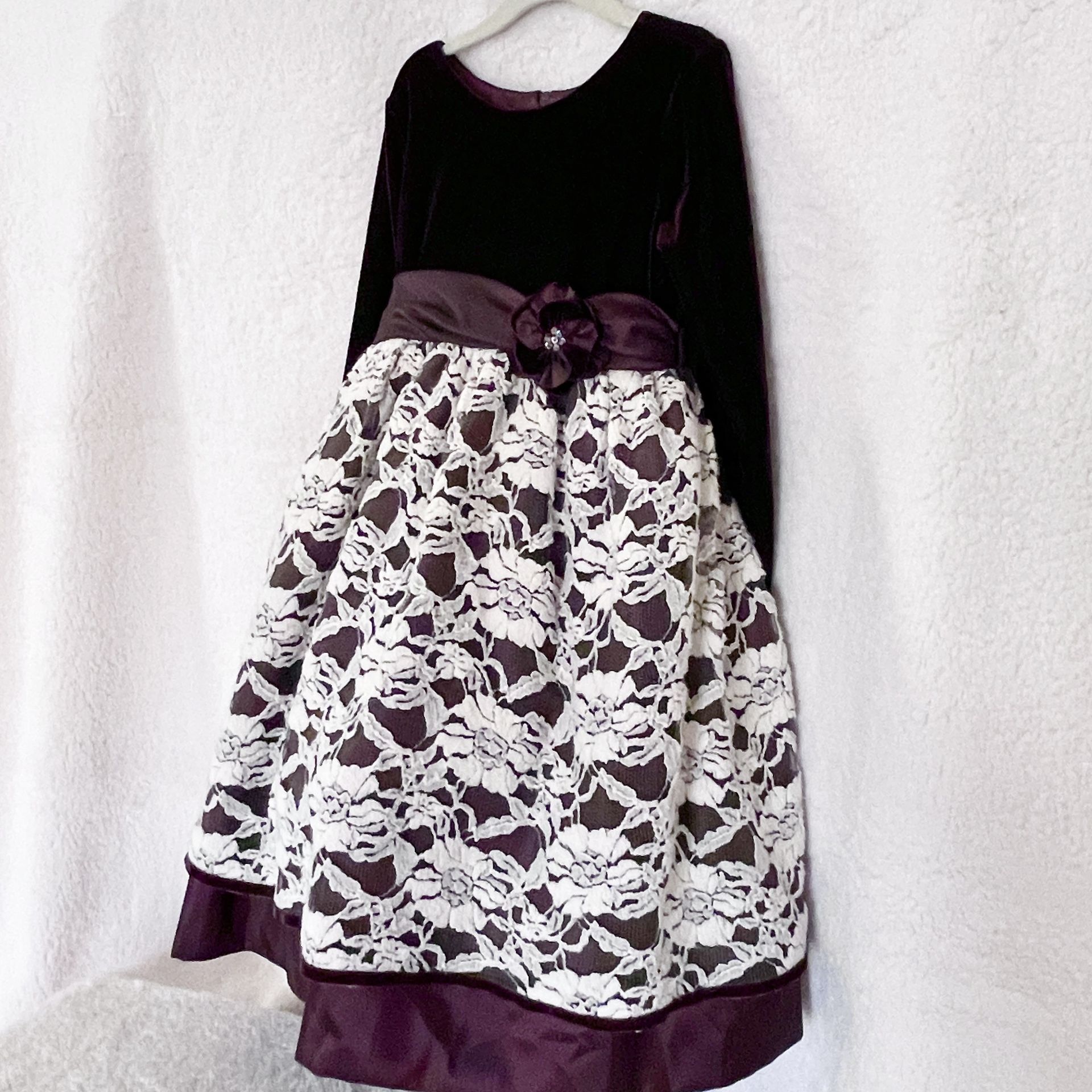 Girls Formal Dress By Isabella and Chloe Size 6 - greenwatershopping.com