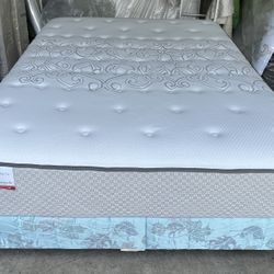 Queen Size Sealy Posturepedic Mattress & Boxspring & Metal Frame 