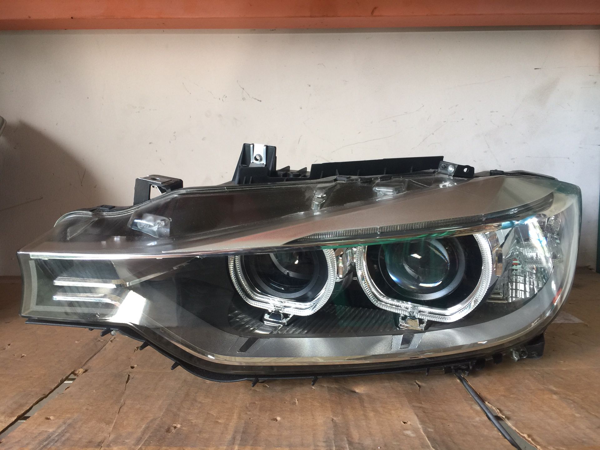 BMW 328i FRONT LEFT DRIVER SIDE XENON HEADLIGHT ASSEMBLY