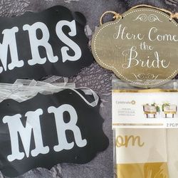 Mr Mrs Signs And Here Comes The Bride Sign