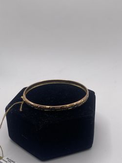 10K3T DIAMOND CUT BANGLE