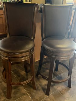 Set of 5 Swivel Bar Stools – Leather Seats, Solid Wood, Excellent Condition
