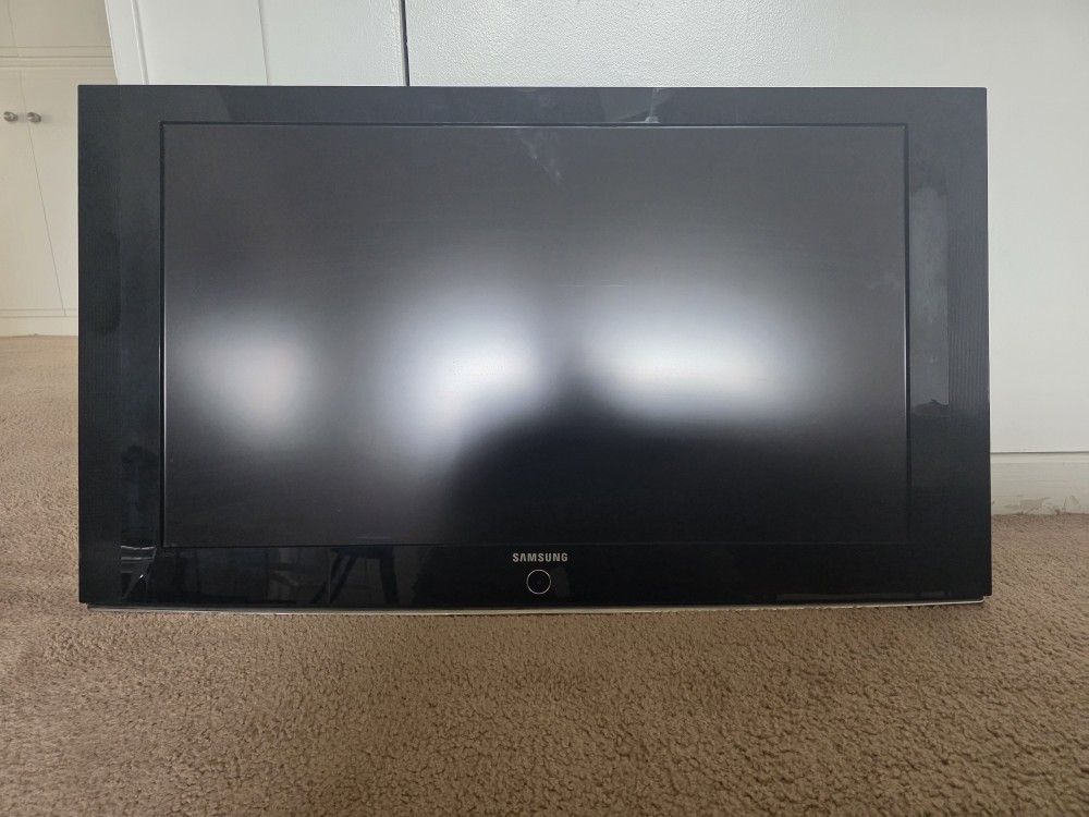 Samsung Flat Screen TV with Wall Mount and Remote