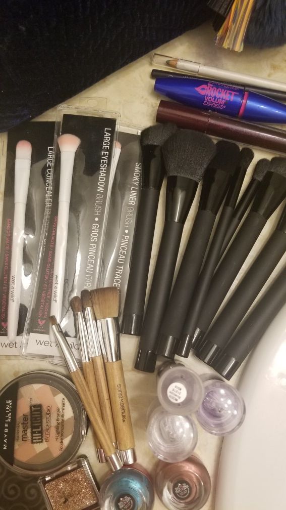 **PRICE IS FIRM**Makeup & Brushes (BUNDLE 4 ALL)