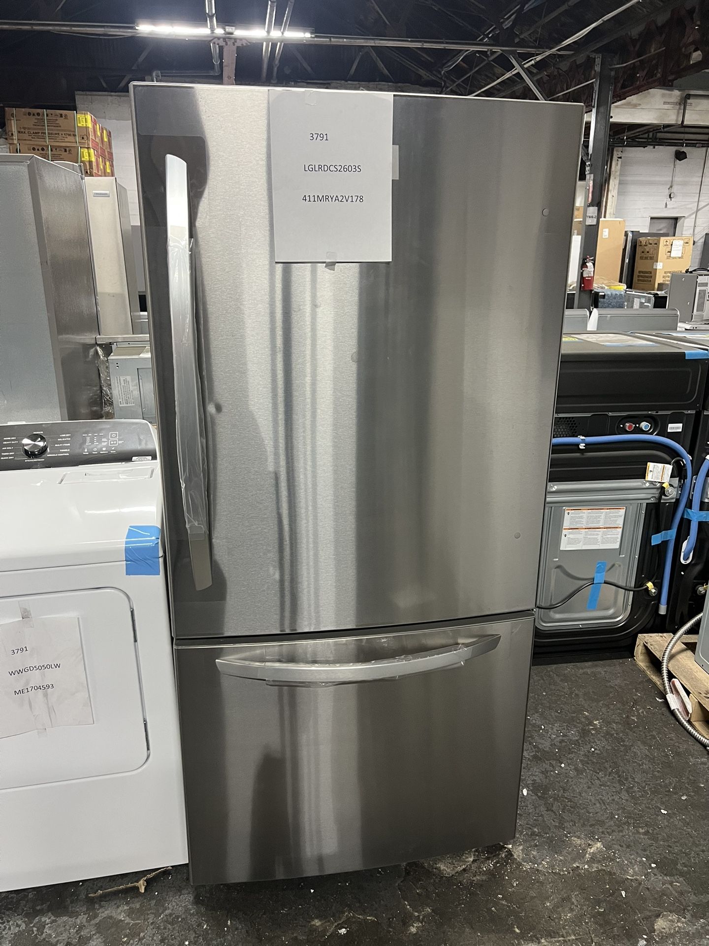 LG 33 Inch (25.5 cu. ft.) Bottom Freezer Refrigerator with Ice Maker (NEW) (1 YR WARRANTY)