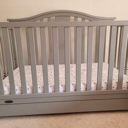Graco Crib With Drawers Like New (Free mattress with crib)
