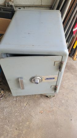 Safe . Vintage Sentry Fire Safe